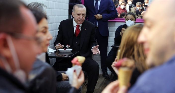 Cumhurbaşkanı Erdoğan, Beylerbeyi'ndeki dondurmacıya uğrayıp dondurma yedi