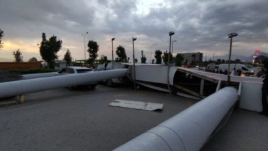 Denizli'de fırtınadan çatılar uçtu, ağaçlar devrildi