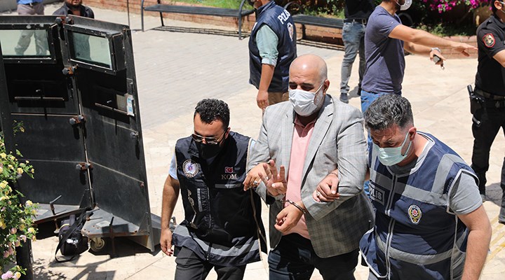 Didim Belediye Başkanı Atabay'a saldıranlar adliye önünde Rabia pozu verdi
