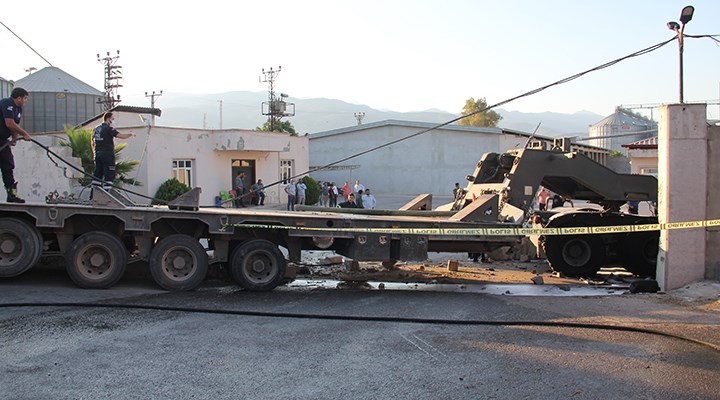 Hatay'da fabrika duvarına çarpan askeri tırda 2 asker yaşamını yitirdi