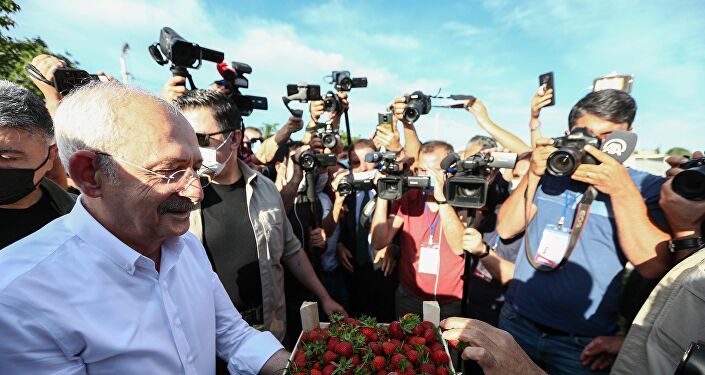 Cumhuriyet Halk Partisi Genel Başkanı Kemal Kılıçdaroğlu, Aydın programına sabah saatlerinde İncirliova ilçesinde tarım işçileri ile bir araya gelip, çilek hasadı yaparak başladı.