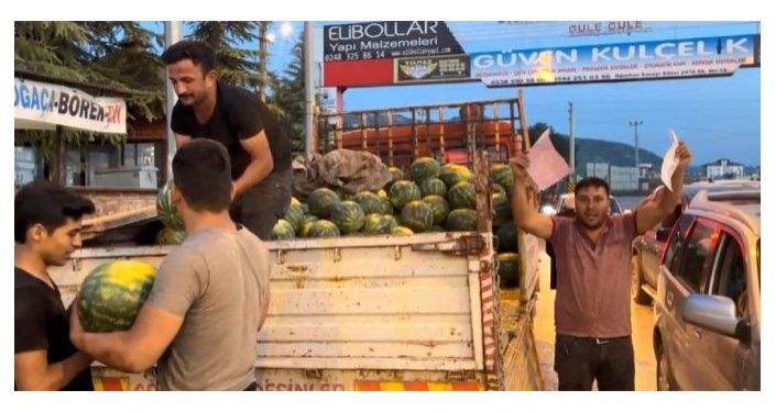 Seyyar satıcı,Belediyenin yazdığı cezalara kızıp bedava karpuz dağıttı