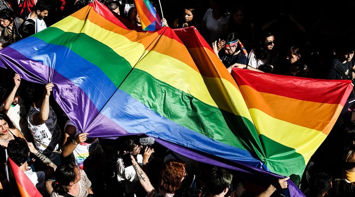 AB Komisyonu, eşcinsel haklarını ihlal eden iki ülkeye yönelik yasal süreç başlattı