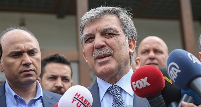 Abdullah Gül, gençlere seslendi:"Kesinlikle aklınızı, fikrinizi başkasına kiraya vermeyin ve emanet etmeyin. Fikri ve vicdanı hür gençler olun"