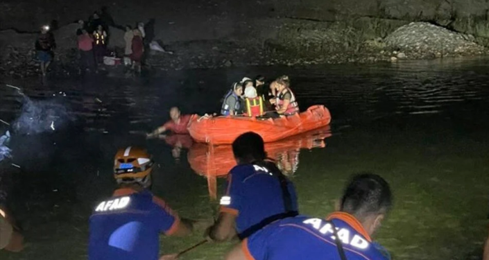 Dicle Nehri'nde mahsur kalan iki aile kurtarıldı