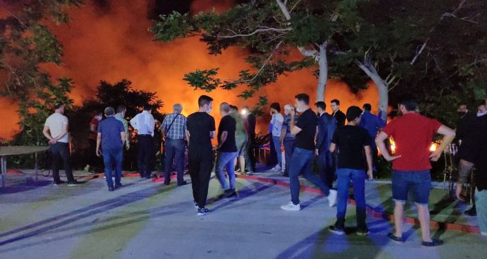 Düğün salonundan atılan havai fişekler, Burdur Gölü'ndeki sazlıkların tutuşmasına neden oldu