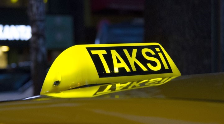 Farklı taksimetre yazılımı: İBB, İstanbul Havalimanı’ndaki 700 taksiden 400’ünün çalışmasını durdurdu
