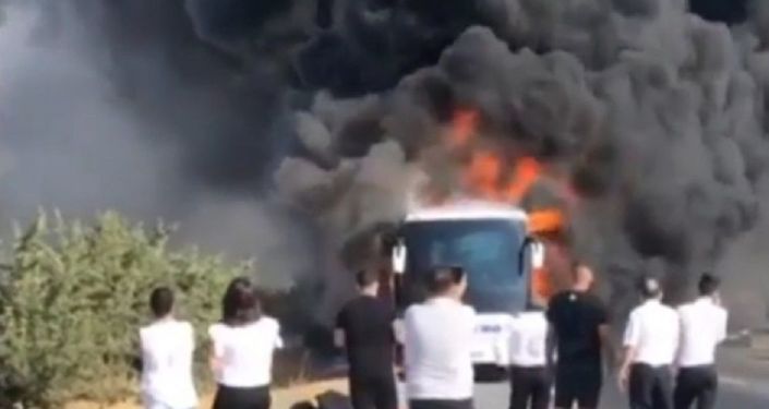 İzmir'de yolcu otobüsü seyir halindeyken yandı
