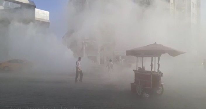 Arızalı araç Taksim Meydanı'nı dumana boğdu