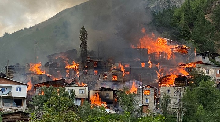 Artvin'de yangın: 20 ahşap ev kullanılamaz hale geldi