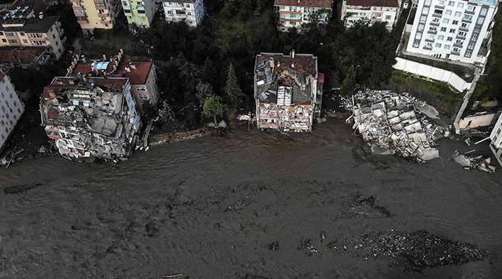 Bozkurt Belediye Başkanı: Çöken apartman toprağa,müteahhitin evi kaya zeminde inşa edilmiş