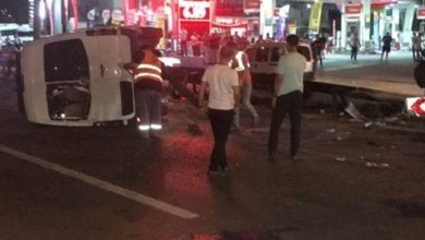 Kocaeli'de işçileri taşıyan minibüs bariyerlere çarptı:7 yaralı