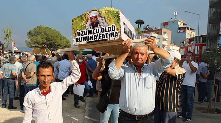 Alaşehir'de üzüm üreticilerinden iktidara tabutlu protesto
