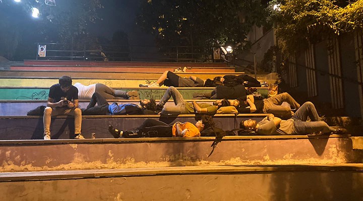 “Barınamıyoruz” diyen öğrenciler parkta yattı