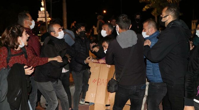 Eskişehir'de geceyi parkta geçirmek isteyen öğrenciler gözaltına alındı
