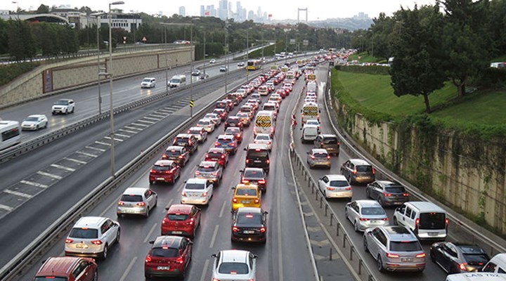 İstanbul'da okulların açılması ve şiddetli yağıştan dolayı trafik yüzde 62 seviyesinde