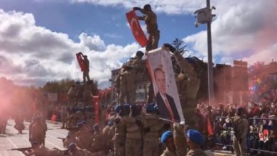 Kastamonu’daki 29 Ekim kutlamasında askerler Erdoğan’ın fotoğrafını açtı