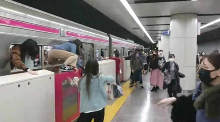 Tokyo’da bir kişi treni ateşe verip 15 kişiyi bıçakladı