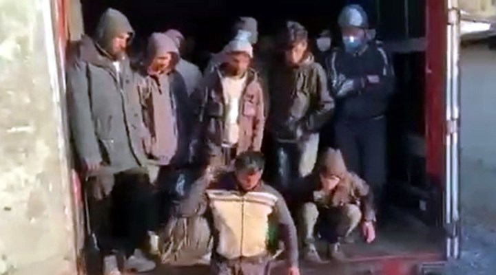 Bitlis'te durdurulan TIR'ın kasasından 149 Afgan çıktı
