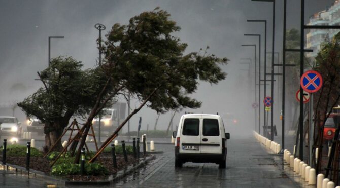 Antalya'da fırtına etkili oldu