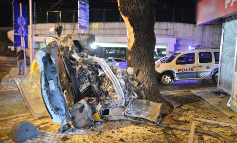 Babasının ticari taksisi ile ağaca çarpan genç yaşamını yitirdi