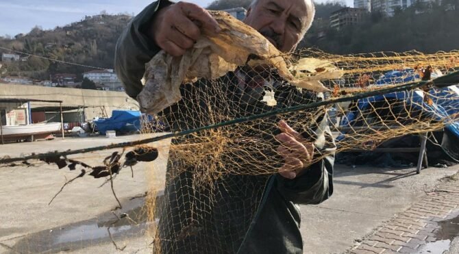 Balıkçılar, ağlarındaki atıkları güçlükle temizledi