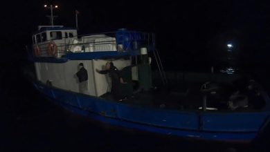 Çanakkale Boğazı'nda yakalanan balıkçı teknesinden 143 göçmen çıktı