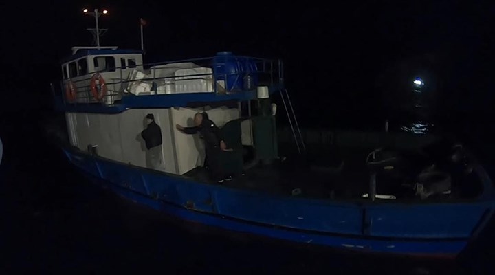 Çanakkale Boğazı'nda yakalanan balıkçı teknesinden 143 göçmen çıktı