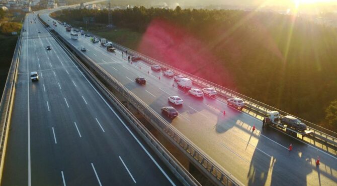 Çekmeköy'de 19 aracın karıştığı kazada 10 sürücü yaralandı