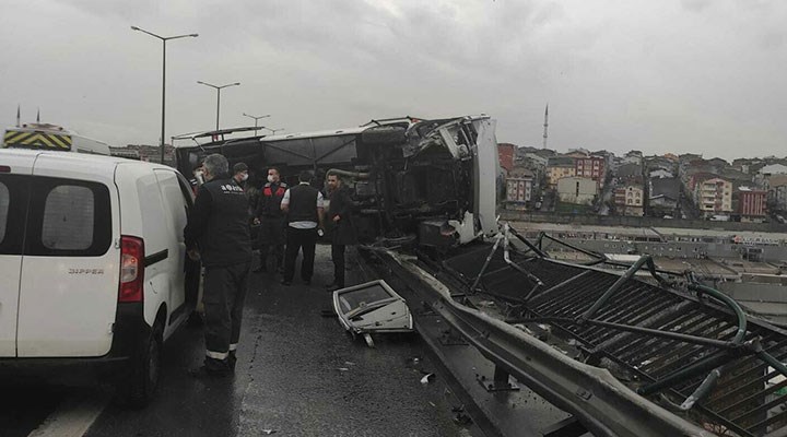 Cezaevi aracı TEM'de kaza yaptı: 6 asker yaralandı