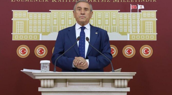 CHP'li Kaya: Öğretmenleri ayrıştıran kariyer basamakları yeniden getiriliyor