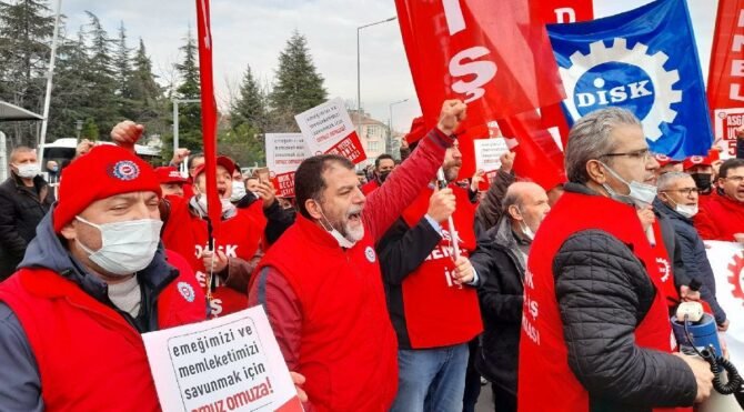 İşçiler bakanlık önünde toplandılar: "Vergide Adalet İstiyoruz"