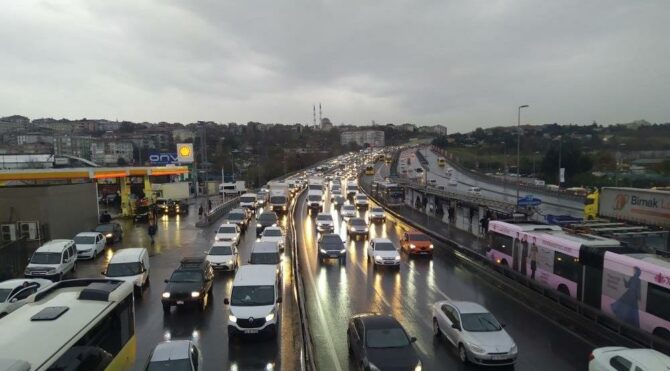 İstanbul'da trafik felç oldu!