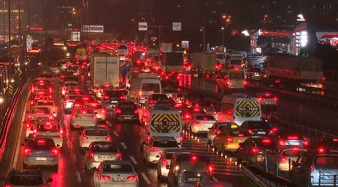 İstanbul’da trafik yoğunluğu yüzde 89'a ulaştı