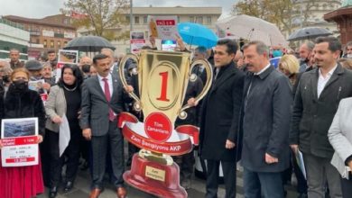 İYİ Partili'lerden AKP'ye 'zam şampiyonu kupası'