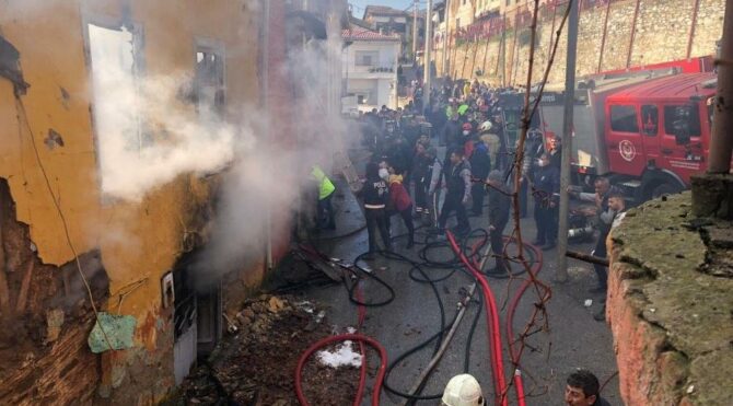 İzmir'de yangın: Üç çocuk yaşamını yitirdi