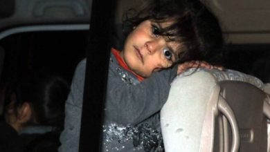 Kaçak göçmen minibüsündeki çocuğun bakışları yürek burktu