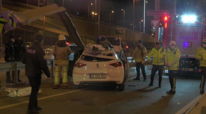 Kadıköy'de lastiği patlayan otomobile bariyer ok gibi saplandı