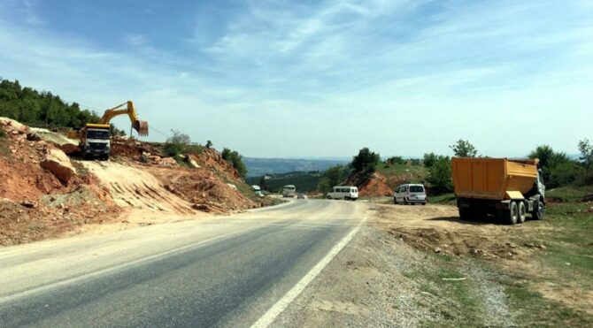 Manisa'da 6 yıldır bitmeyen yol vatandaşı isyan ettirdi