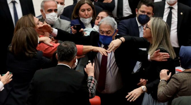 Meclis'te kadın vekillerin kavgası!