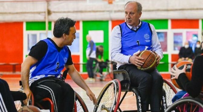 Muharrem İnce, tekerlekli sandalye basketbol takımı ile maç yaptı
