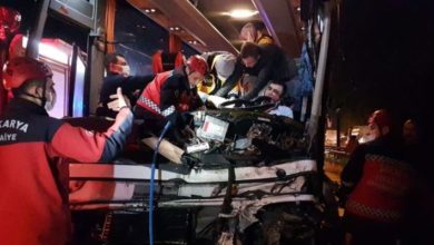 Sapanca'da yolcu otobüsü TIR’a çarptı: 20 yaralı