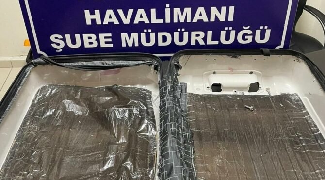 Terör şüphelisi havalimanında eroinle yakalandı