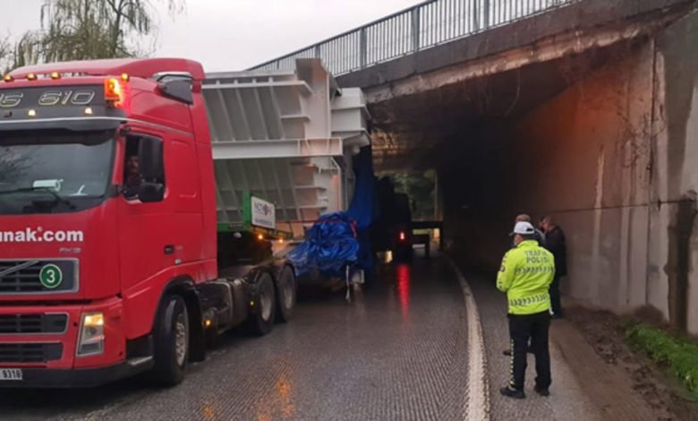 TIR köprünün altına sıkıştı, yol trafiğe kapandı