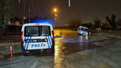 Adana'da minibüs su dolu çukura düştü