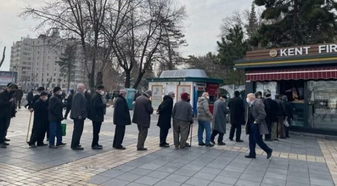 AKP’li belediye ucuz ekmek kuyruklarını gizlemek için önlem aldı