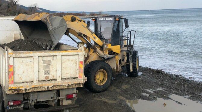 AKP'li belediye yasak olmasına rağmen resmi plakalı araçlar sahili talan etti