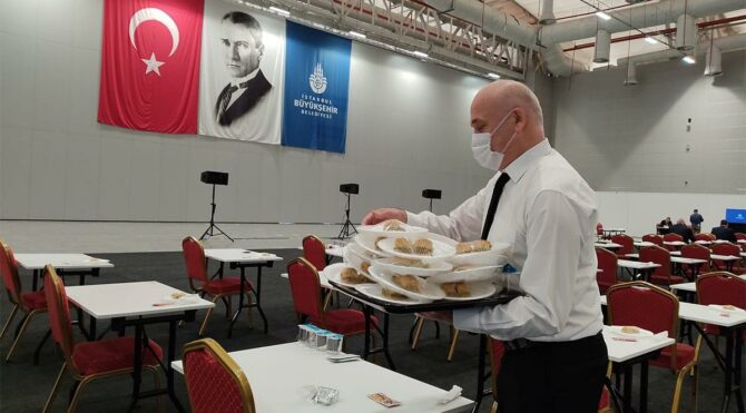 AKP'liler baklava dağıttı, CHP'liler yemedi