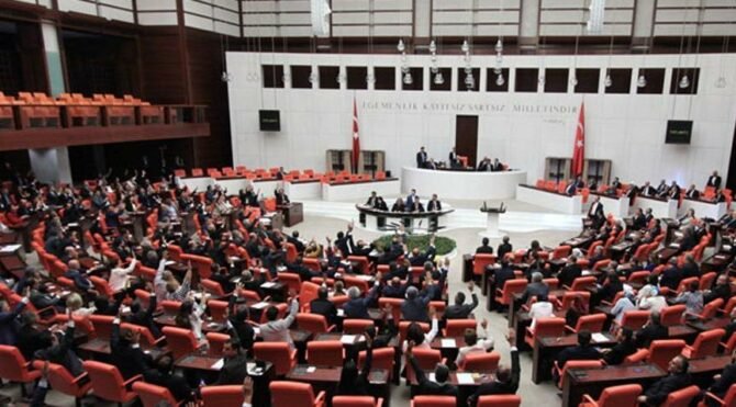 AKP ve CHP arasında 'FETÖ'cülük' tartışması