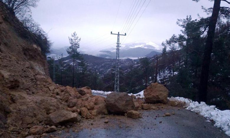 Alanya'da heyelan: Kaya parçaları yolu kapattı
